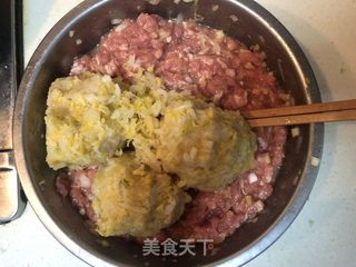 猪肉酸菜包子。的做法步骤：9