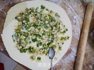 新手一学就会的葱油烙饼,河南话叫它烙馍的做法步骤:6