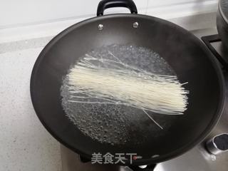 面条芝麻煎饼的做法步骤：2