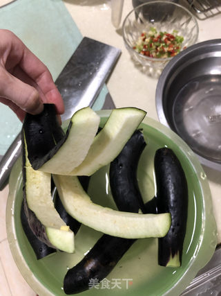双椒拌茄子的做法步骤：1