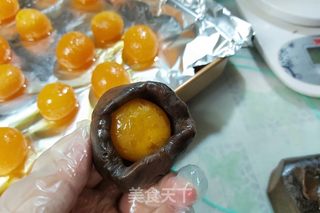黑糖豆沙蛋黄月饼的做法步骤:8