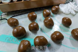 黑糖豆沙蛋黄月饼的做法步骤:9