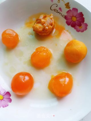 豆沙蛋黄月饼的做法步骤:2