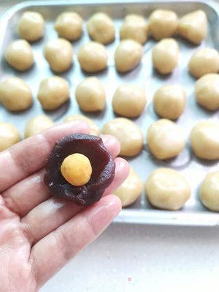 豆沙蛋黄月饼的做法步骤:6