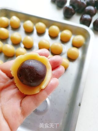 豆沙蛋黄月饼的做法步骤:9