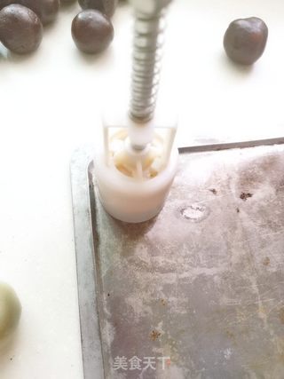 豆沙蛋黄月饼的做法步骤:11