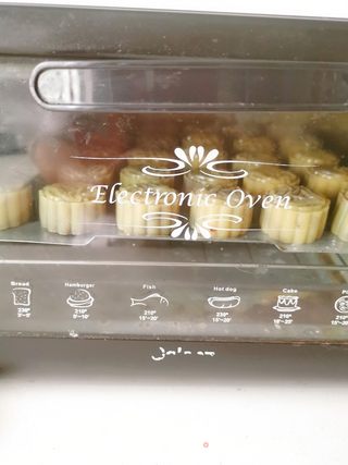 豆沙蛋黄月饼的做法步骤:13