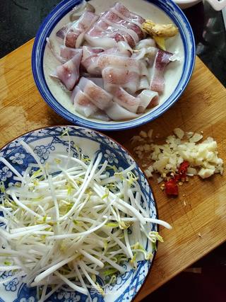 鲜鱿拌银芽的做法步骤:2