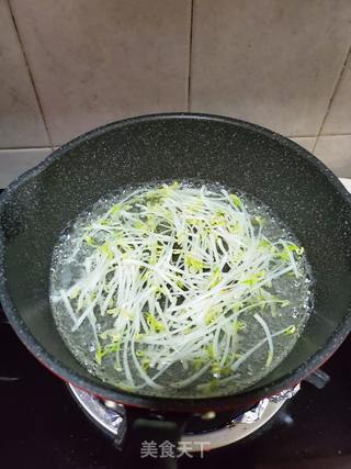 鲜鱿拌银芽的做法步骤:3