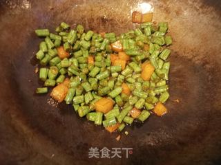 鸡丁豆角焖饭的做法步骤：2