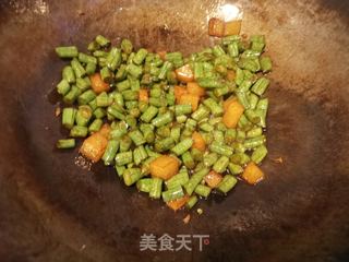 鸡丁豆角焖饭的做法步骤:2