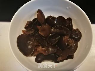 荆芥洋葱拌木耳的做法步骤:3