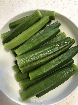 拌秋葵的做法步骤：1