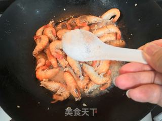蒜香罗氏虾的做法步骤:12