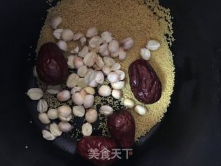 红枣莲子小米粥的做法步骤：2