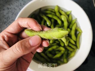 盐水毛豆这样做，简单美味，刷剧宵夜必备的做法步骤：2