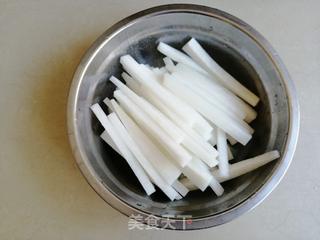 萝卜丝鲫鱼汤的做法步骤:2
