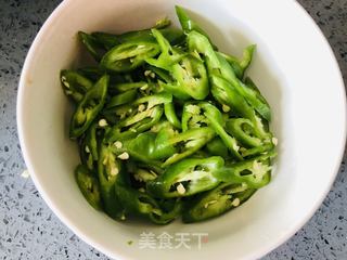 多做一步,牛柳又滑又嫩,味美多汁的青椒牛柳的做法步骤:3