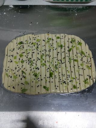 葱油黑芝麻花卷的做法步骤:5