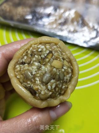 五仁月饼的做法步骤:12