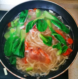 ?鲜虾清汤面?的做法步骤:7
