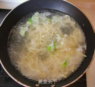 ?鲜虾清汤面?的做法步骤:6