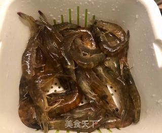 凉拌虾仁的做法步骤：1