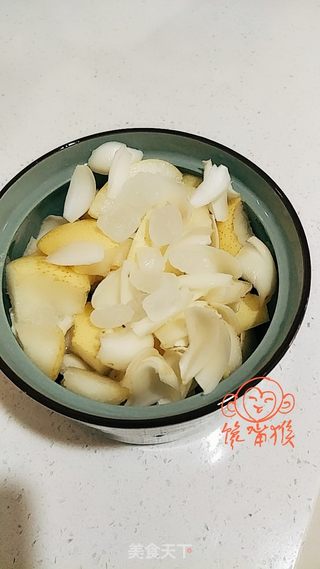 冰糖雪梨炖百合的做法步骤：3