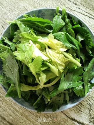 芹菜叶鸡蛋饼的做法步骤：1