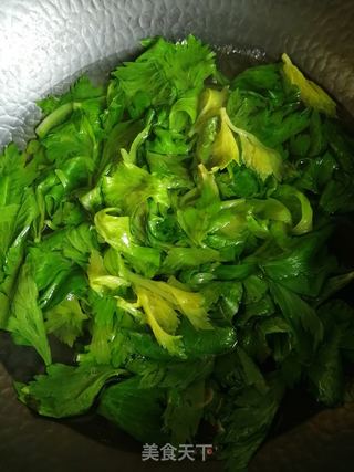 芹菜叶鸡蛋饼的做法步骤：2