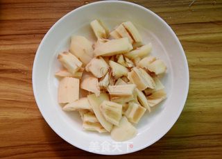 莲藕墨鱼筒骨汤的做法步骤:5