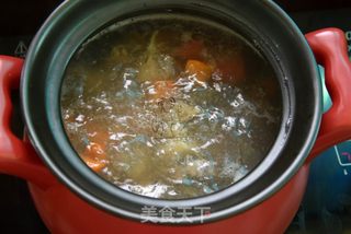 莲藕墨鱼筒骨汤的做法步骤:6