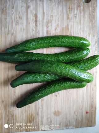 黄瓜鲜肉馄饨的做法步骤：1