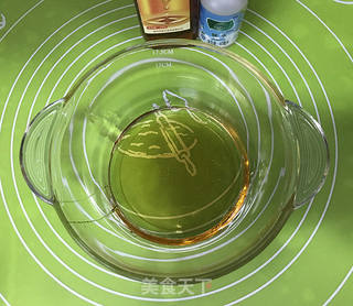 抹茶莲蓉蛋黄月饼的做法步骤：2