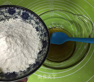 抹茶莲蓉蛋黄月饼的做法步骤：4