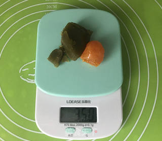 抹茶莲蓉蛋黄月饼的做法步骤：7