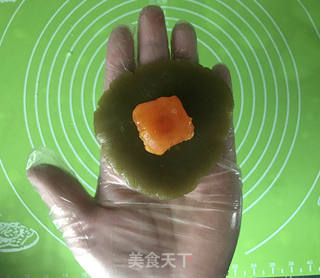 抹茶莲蓉蛋黄月饼的做法步骤:8