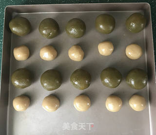 抹茶莲蓉蛋黄月饼的做法步骤:9