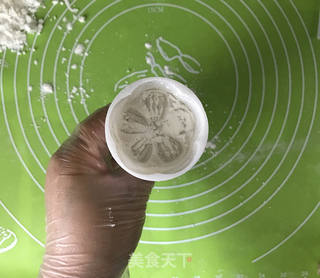 抹茶莲蓉蛋黄月饼的做法步骤:10