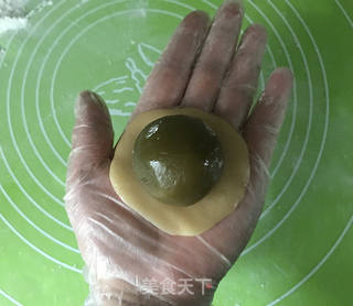 抹茶莲蓉蛋黄月饼的做法步骤：11