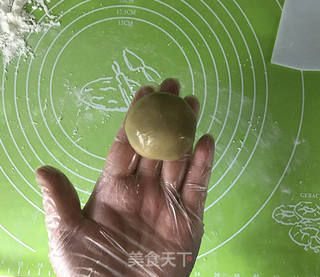 抹茶莲蓉蛋黄月饼的做法步骤:13