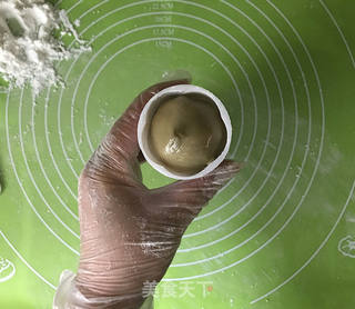 抹茶莲蓉蛋黄月饼的做法步骤：14