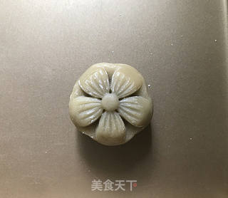 抹茶莲蓉蛋黄月饼的做法步骤：15