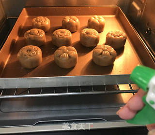 抹茶莲蓉蛋黄月饼的做法步骤：16