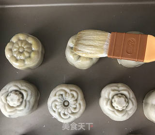 抹茶莲蓉蛋黄月饼的做法步骤:18