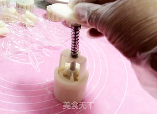 萨其马冰皮月饼的做法步骤：15