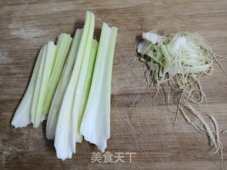 西芹萝卜丝的做法步骤:2