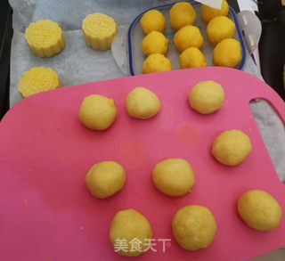 奶黄月饼的做法步骤:12