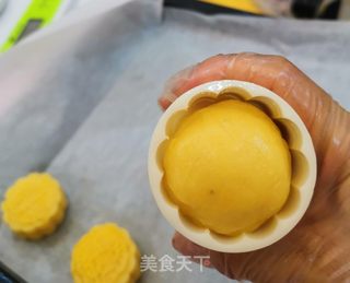 奶黄月饼的做法步骤:14