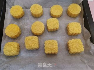 奶黄月饼的做法步骤:15
